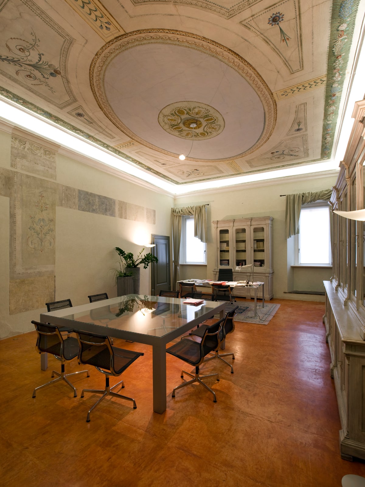 Sala riunioni dello Studio sotto la volta affrescata del palazzo